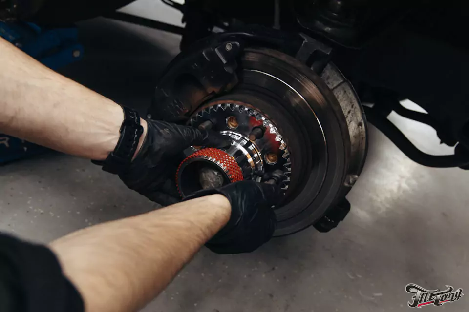 Фирменный шиномонтаж на стендах Hunter для Chevrolet Impala: собрали комплект колес Dayton Wire Wheels с системой knock-off!